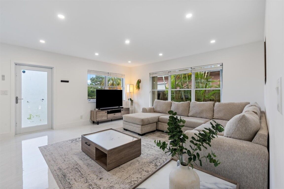 Property Photo: 1409 NE 2nd Avenue FL 33304