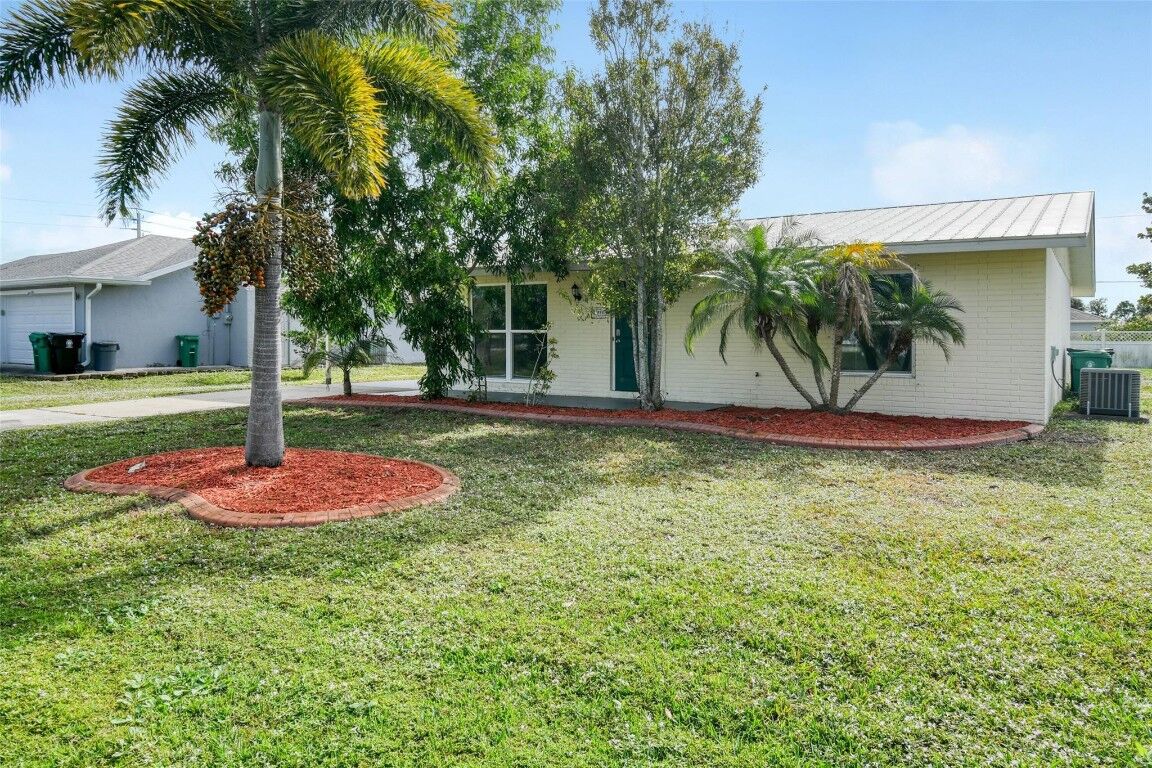 Property Photo: 118 SW Ray Avenue FL 34983