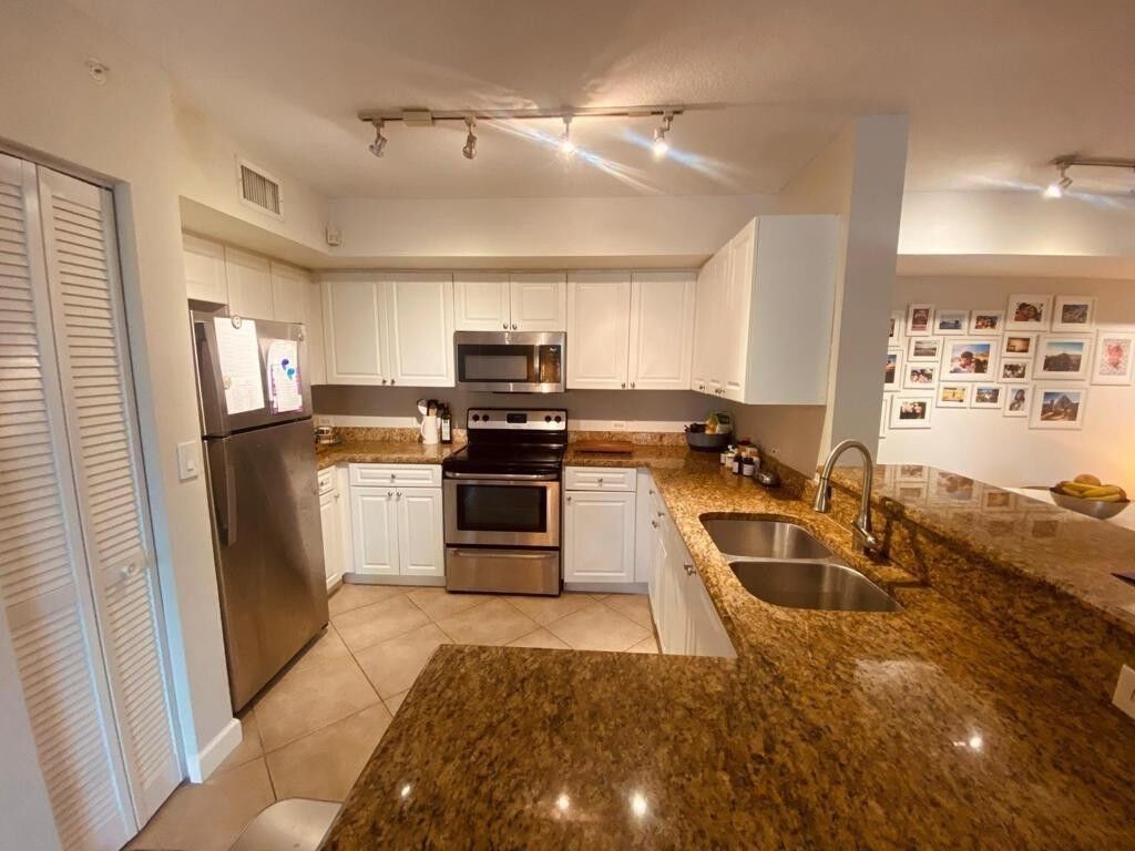 Property Photo: 405 Villa Circle FL 33435