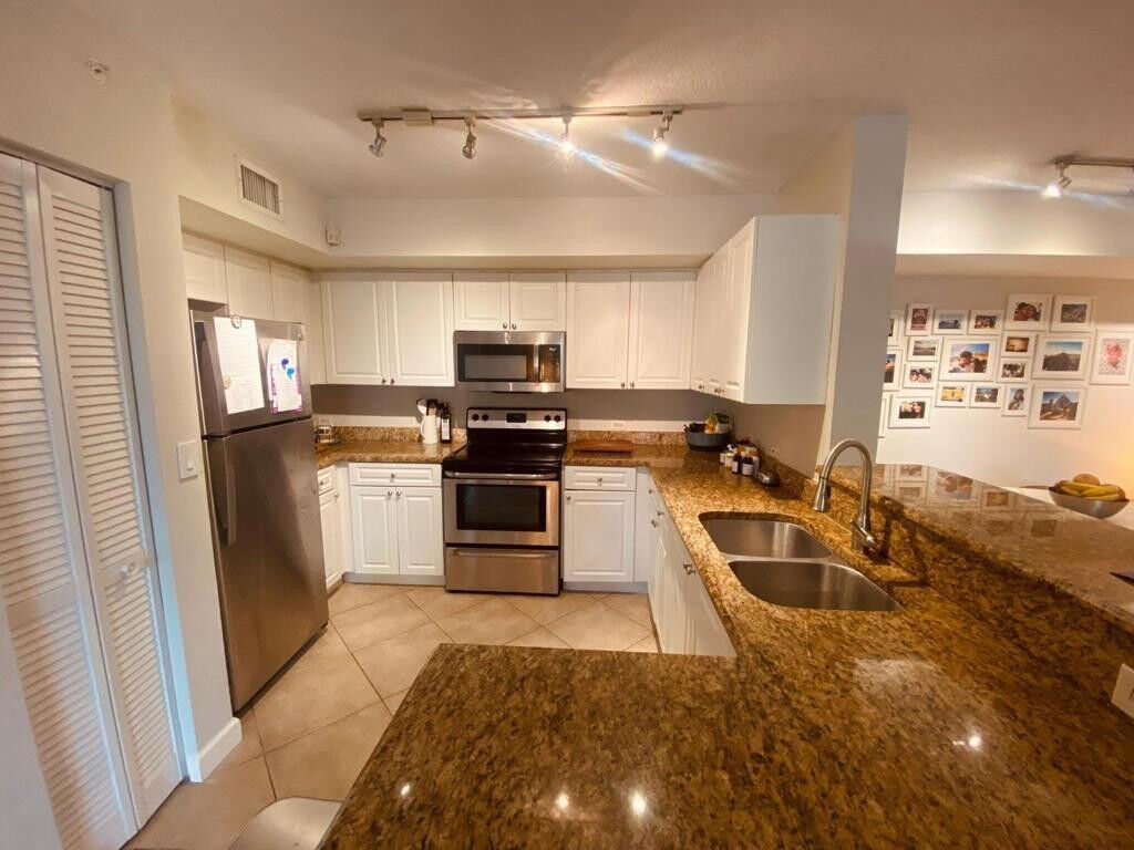 Property Photo: 405 Villa Circle FL 33435