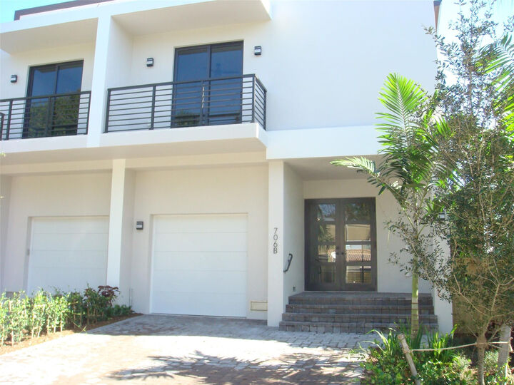 Property Photo:  706 SW 9 Te B  FL 33315 