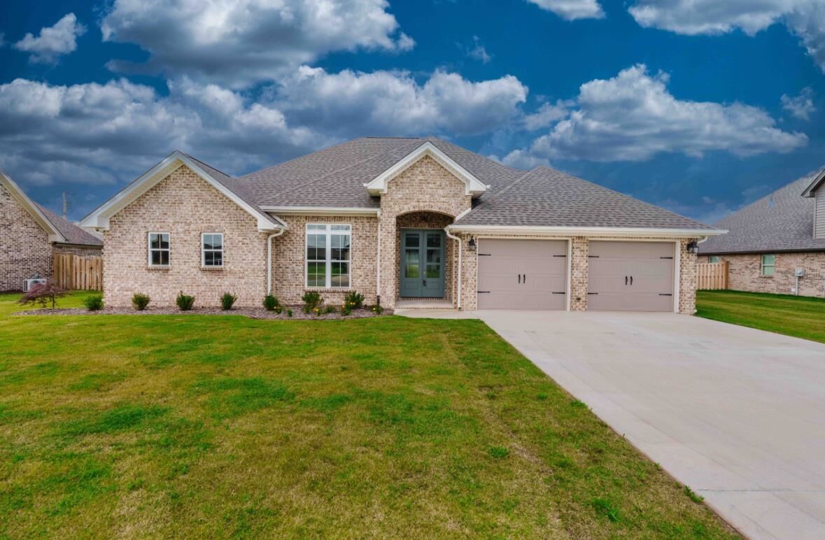 Property Photo:  197 Wynchase Dr E  AL 35661 - MUSCLE S 