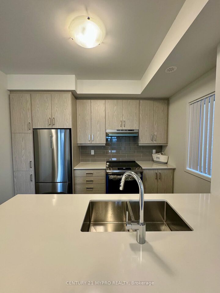 Property Photo:  130 Honeycrisp Crescent Th327  ON L4K 0N7 