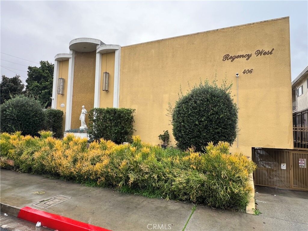 Property Photo:  406 W Regent 13  CA 90301 