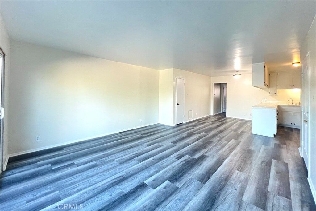 Property Photo:  406 W Regent 13  CA 90301 