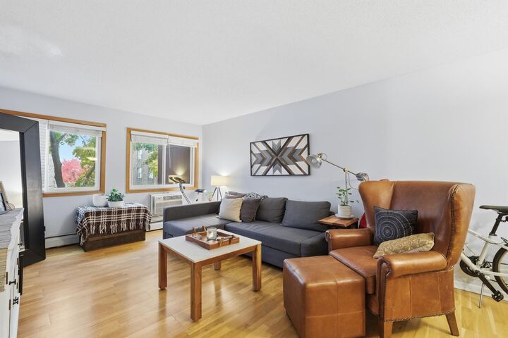 Property Photo:  520 Ridgewood Avenue 107  MN 55403 