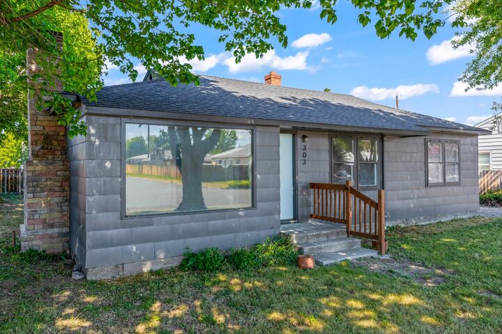 Property Photo:  303 SW Deer Street  OR 97754 