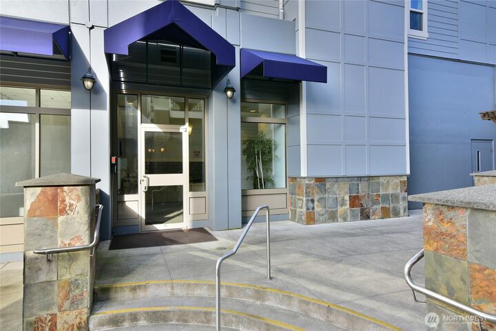 Property Photo:  300  High School Road NE 314  WA 98110 