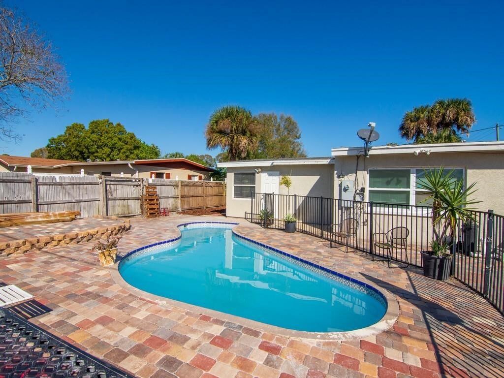 Property Photo: 703 5th Place SW FL 32962