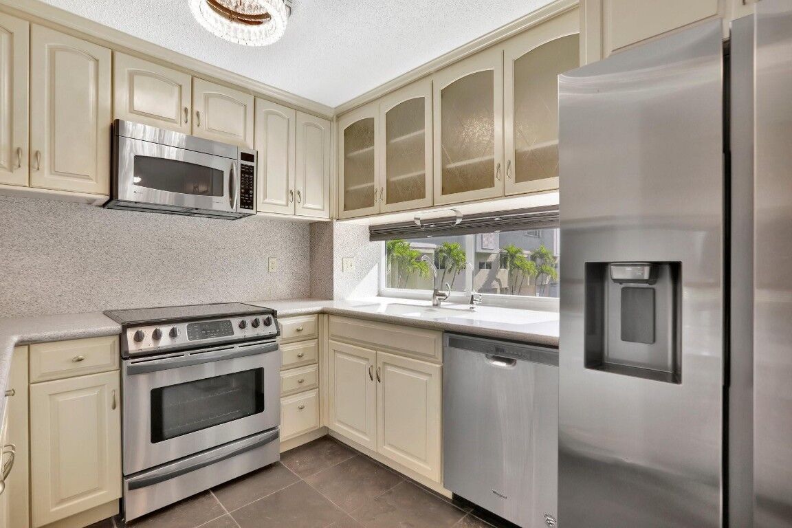 Property Photo:  884 SE 19th Avenue  FL 33441 