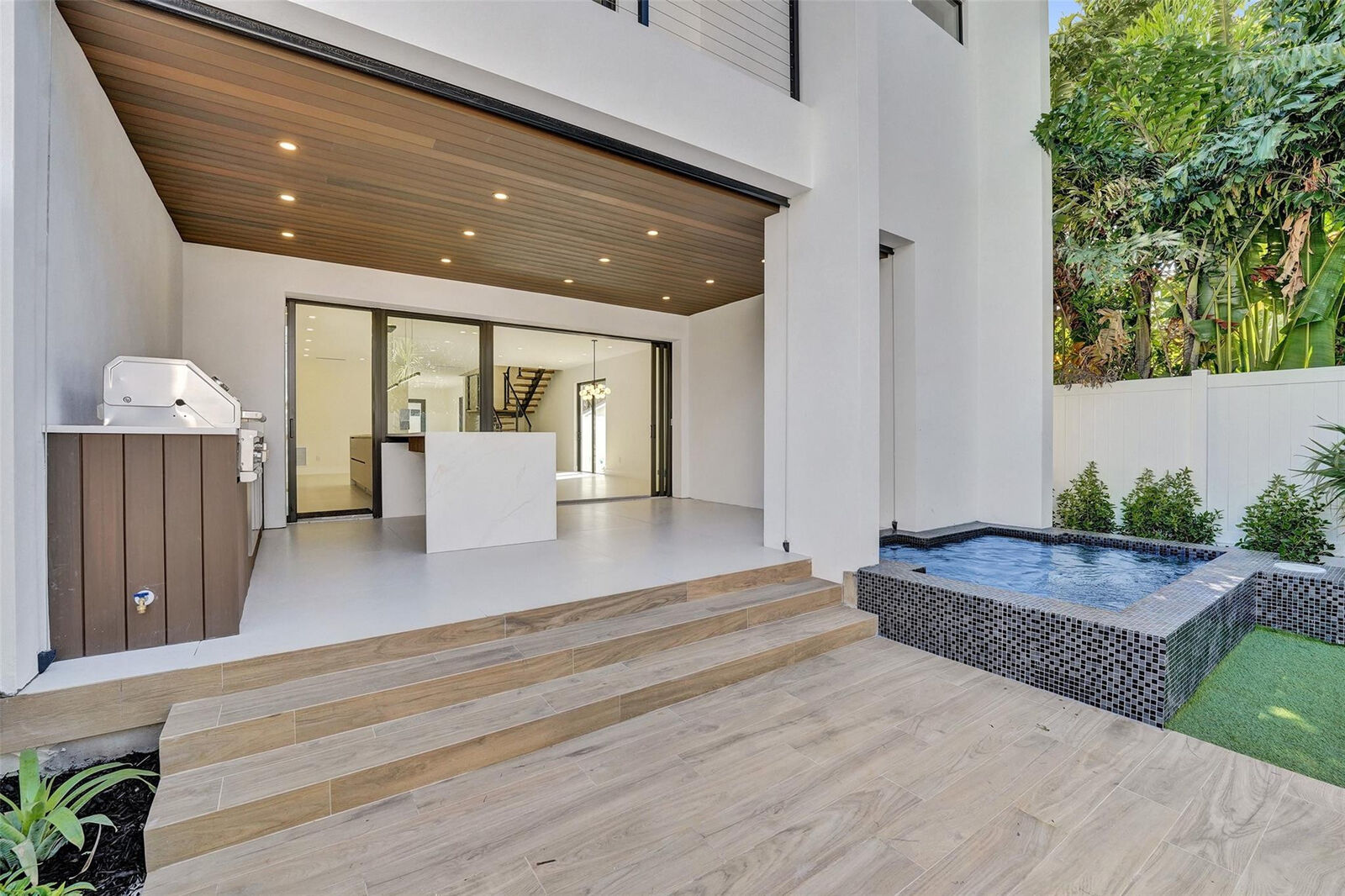 Property Photo: 1525 NE 15th Avenue FL 33304