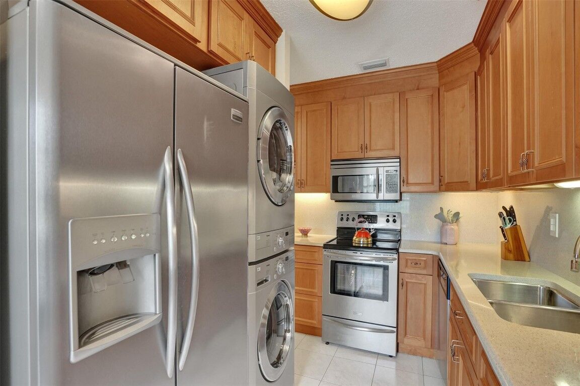 Property Photo:  8600 Bella Vista Drive  FL 33433 