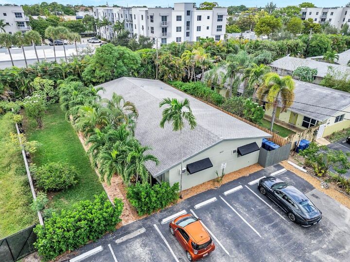 Property Photo:  2117 NE 14th Avenue  FL 33305 