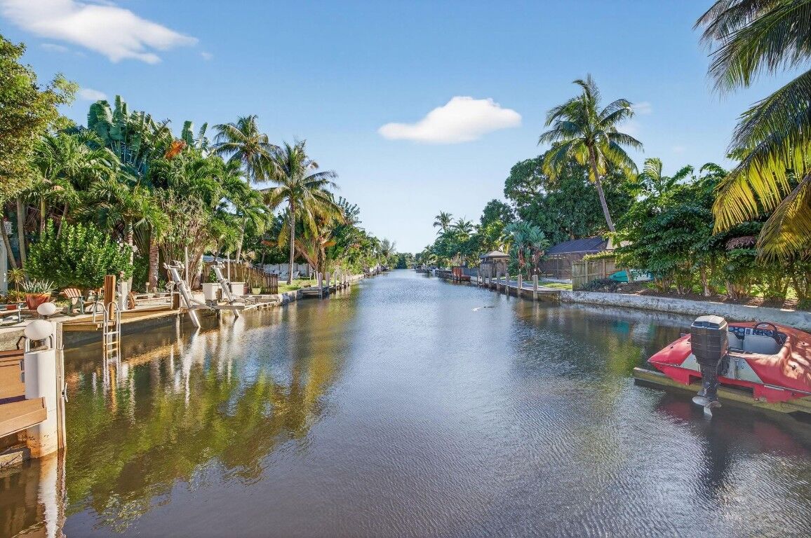 Property Photo:  1570 NE 30th Place  FL 33334 