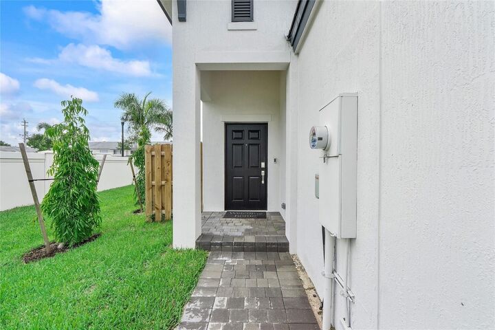 Property Photo:  4973 Oakmont Drive  FL 33312 