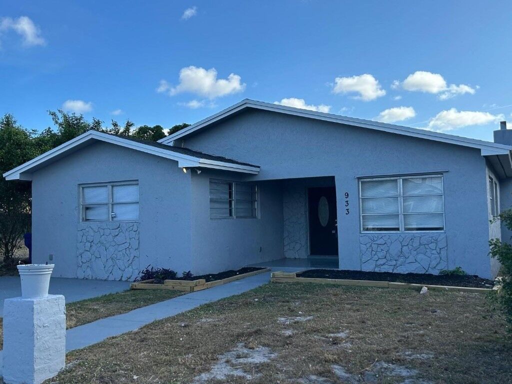 Property Photo:  933 W 10th Street  FL 33404 