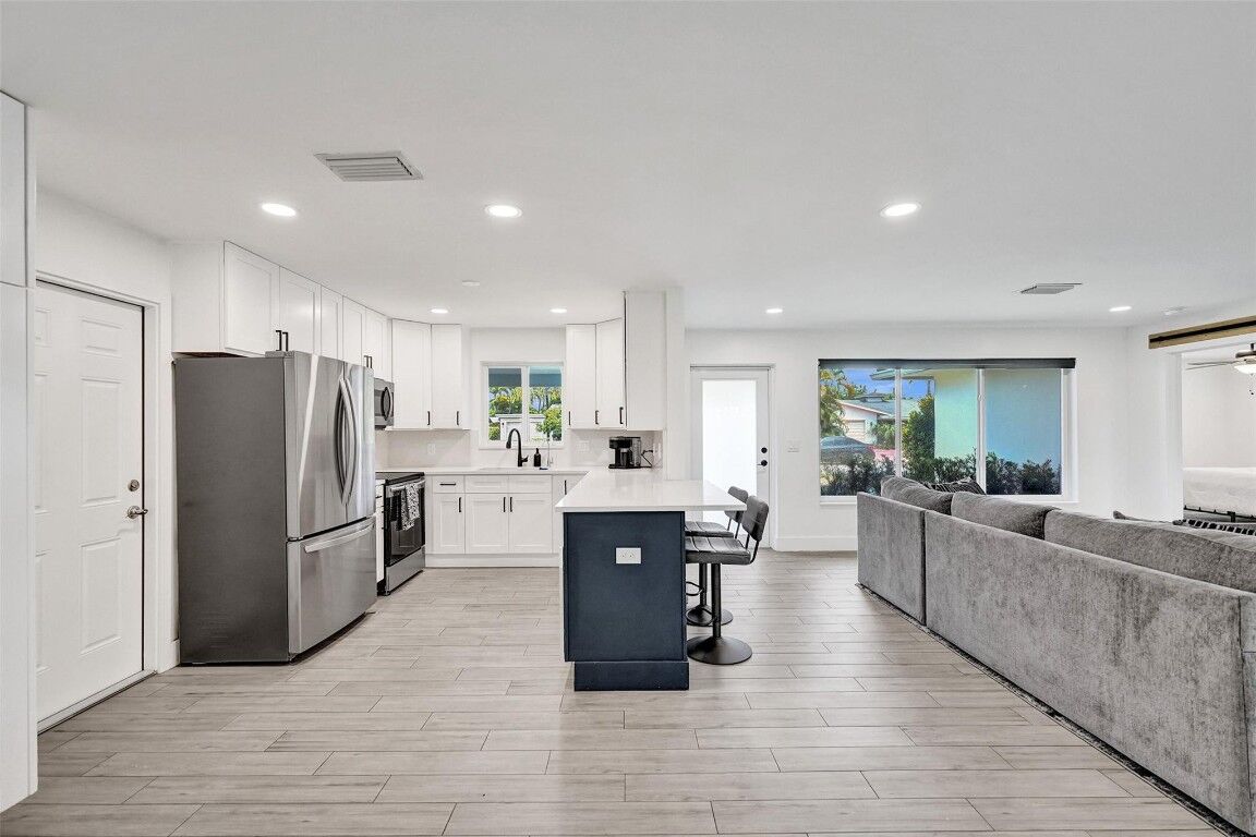 Property Photo:  4231 NE 20th Avenue  FL 33308 