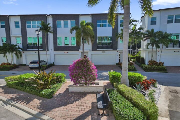 Property Photo: 2900 NE 12th Terrace 17 FL 33334