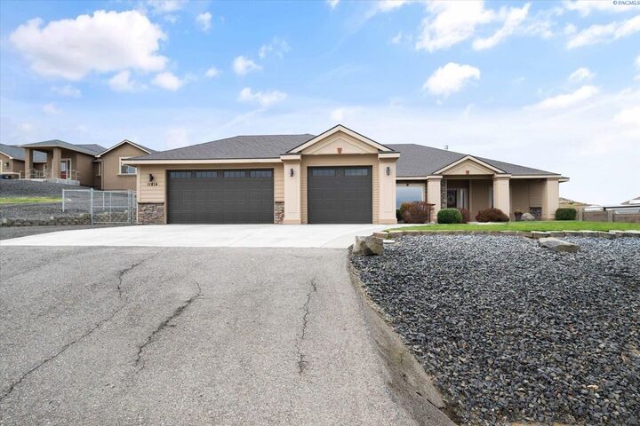 Property Photo: 11814 S Grandview Ln WA 99338