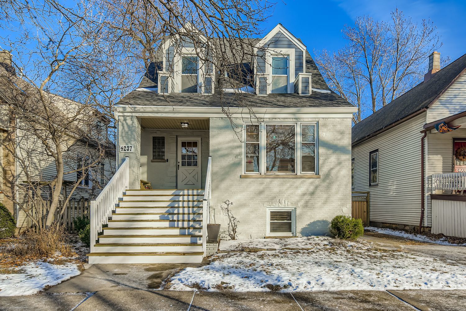 Property Photo:  4237 N Avers Avenue  IL 60618 