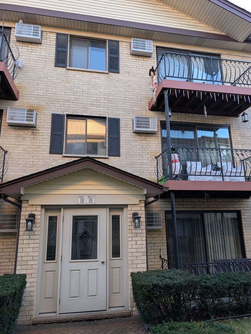 Property Photo: 5155 N East River Road 320C IL 60656