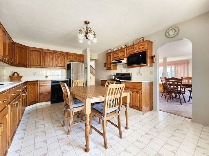Property Photo:  112 43 Avenue W  AB T0L 0T0 