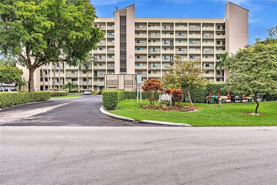 Property Photo: 2205 S Cypress Bend Drive 806 FL 33069