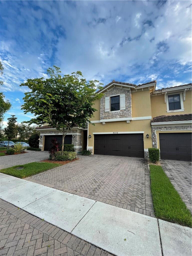 Property Photo: 9572 Town Parc Circle FL 33076