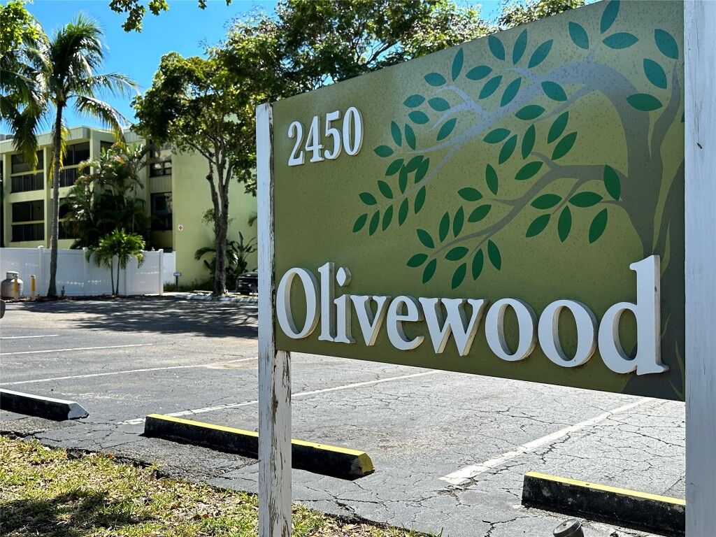 Property Photo:  2450 NE 15th Avenue 102  FL 33305 