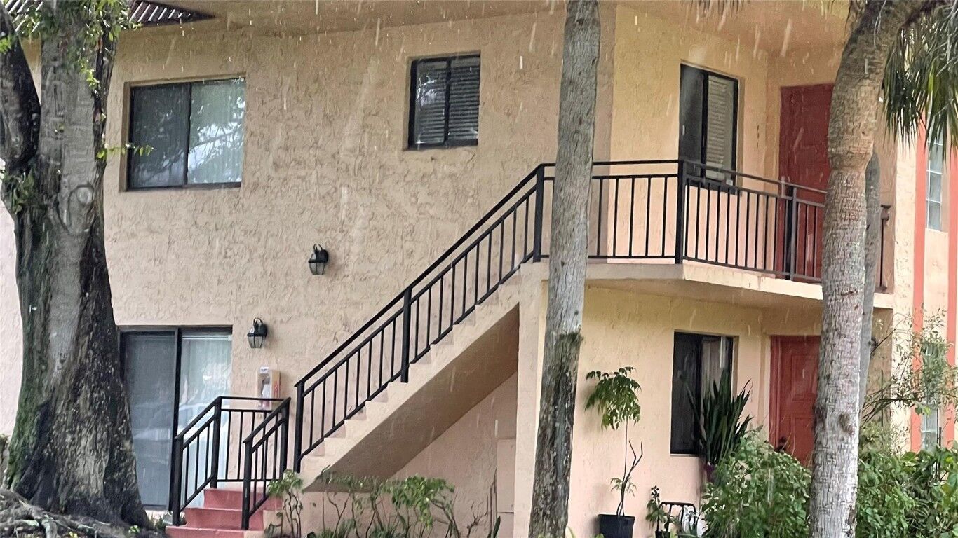 Property Photo:  164 Lakeview Drive 101  FL 33326 