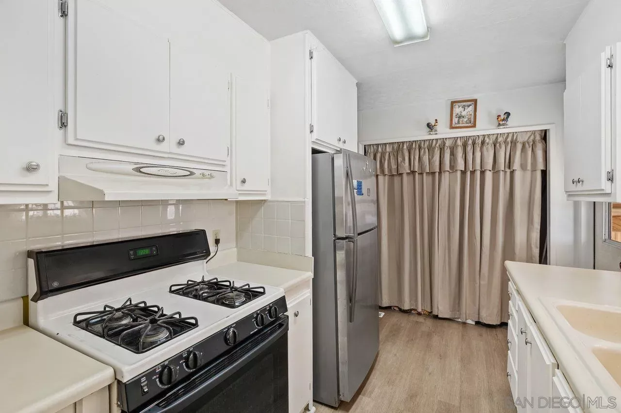 Property Photo:  521 Orange Ave West 24  CA 91911 