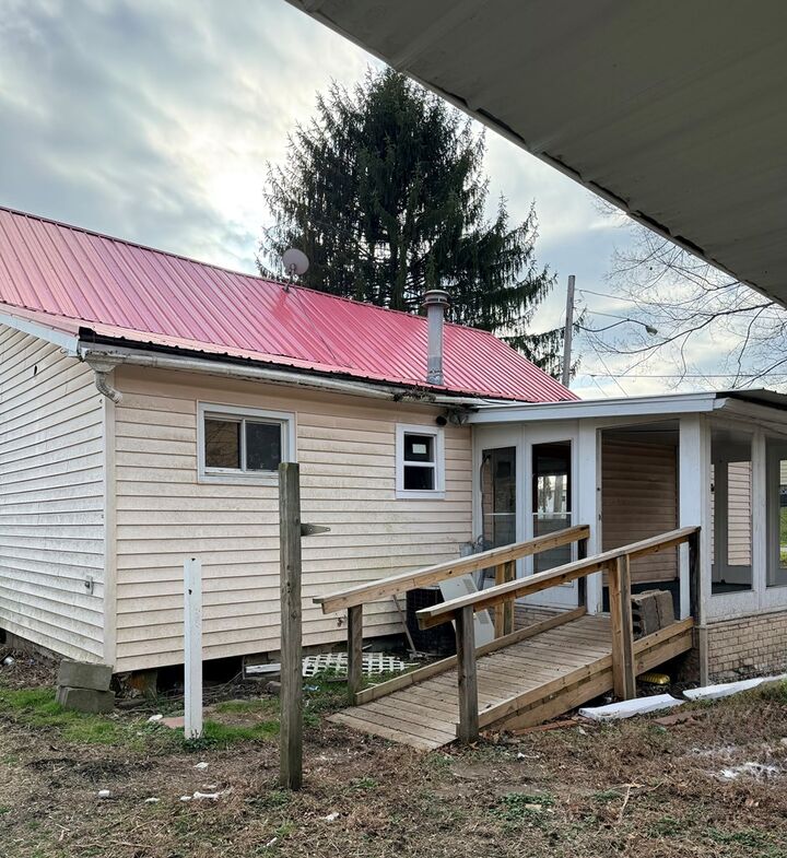 Property Photo: 586 Lincoln Street OH 45760