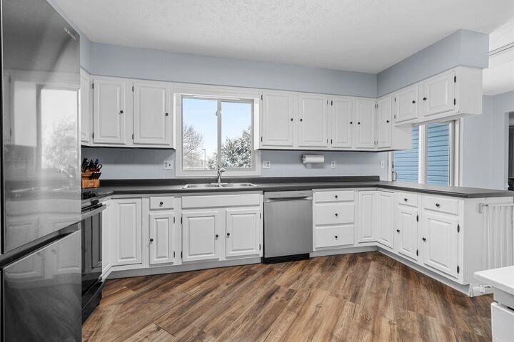 Property Photo:  2009 Parkside Dr SW  ND 58701 