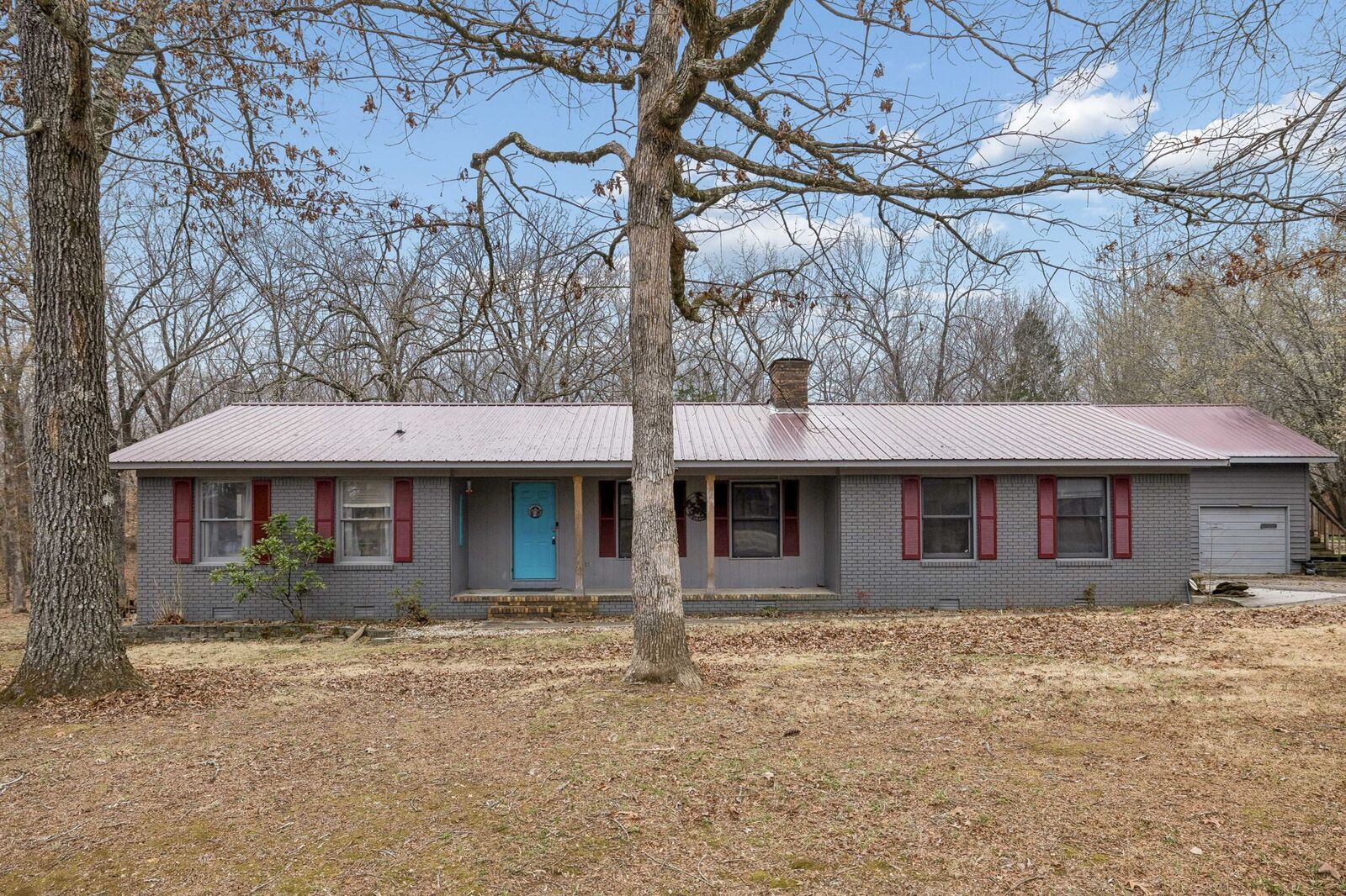 Property Photo:  305 Oak Leaf Cir  TN 37398 