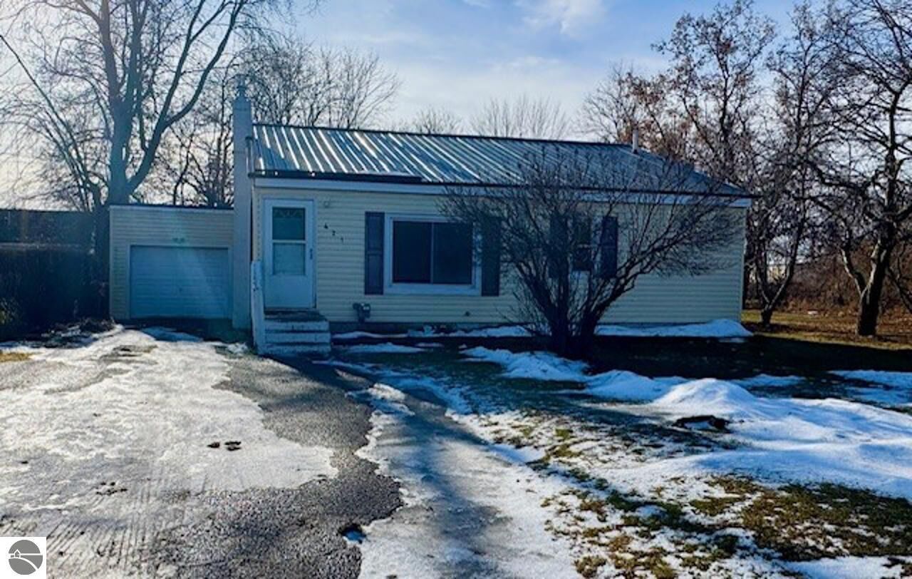 Property Photo:  421 Brown Street  MI 48880 