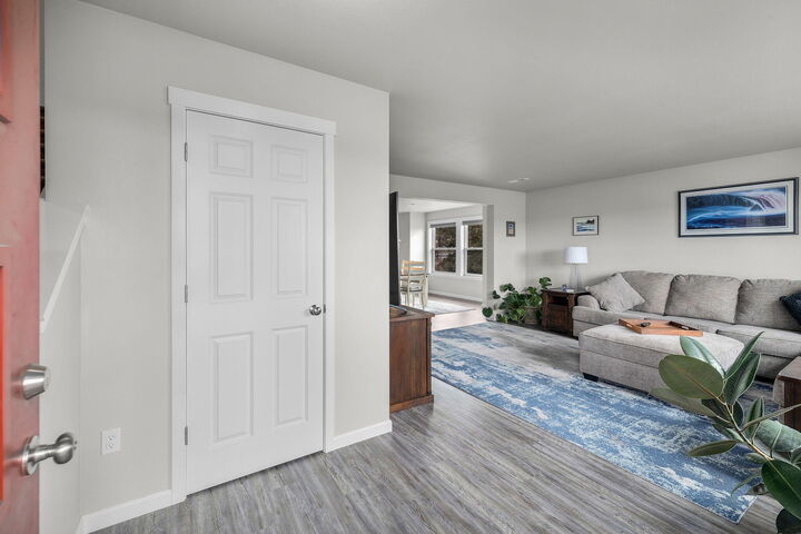 Property Photo:  433 SE Larkspur Drive  OR 97741 