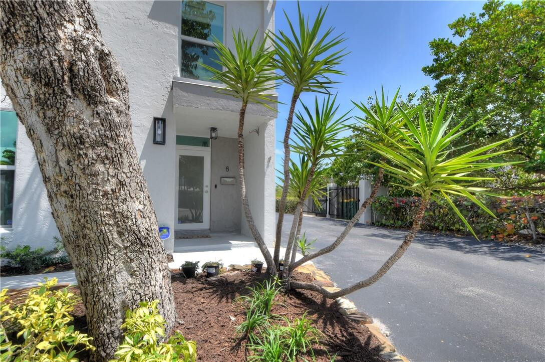 Property Photo: 8 Coventry Way 19B FL 33305