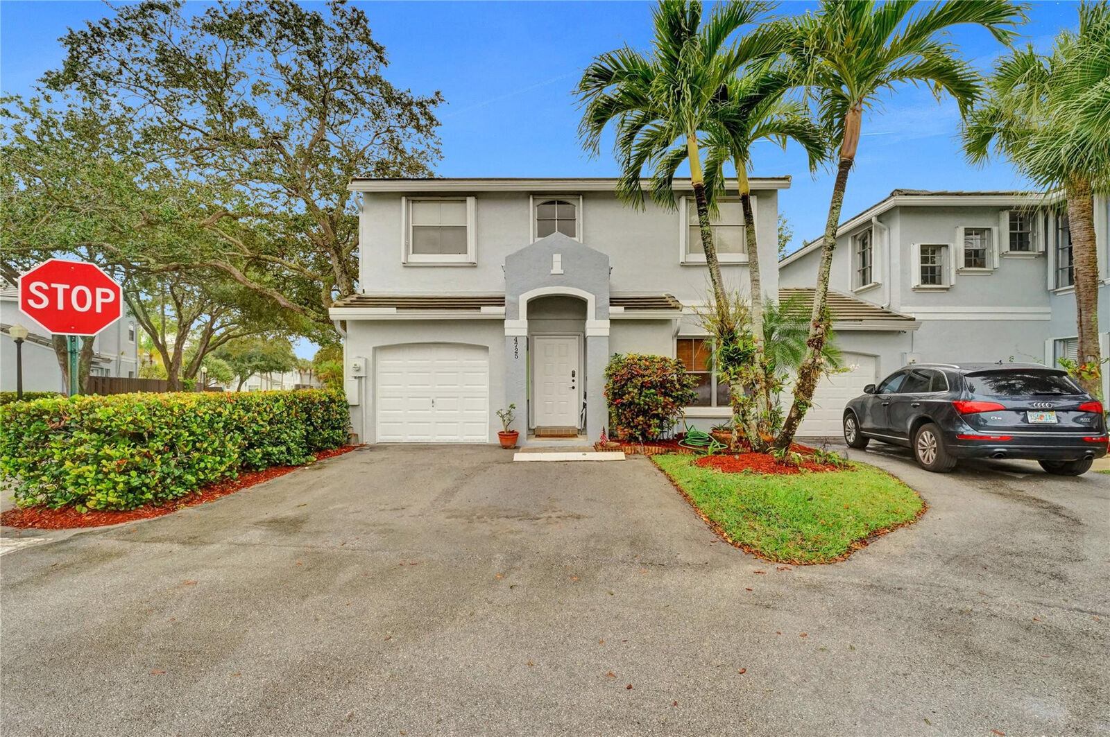 Property Photo:  4725 Grapevine Way 4725  FL 33331 