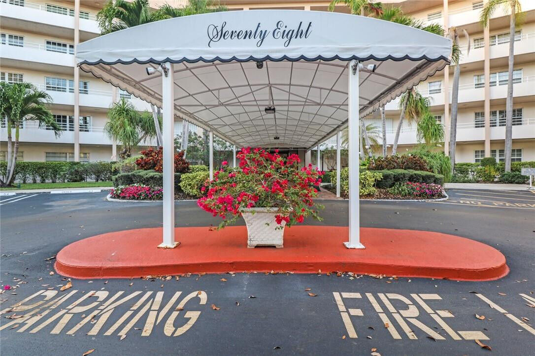 Property Photo:  3960 Oaks Clubhouse Drive 303  FL 33069 