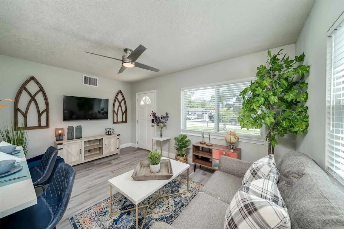 Property Photo:  4649 SW 24th Avenue  FL 33312 