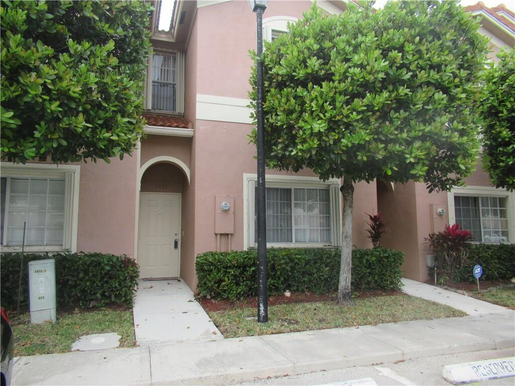 Property Photo:  7937 Catalina Circle 7937  FL 33321 