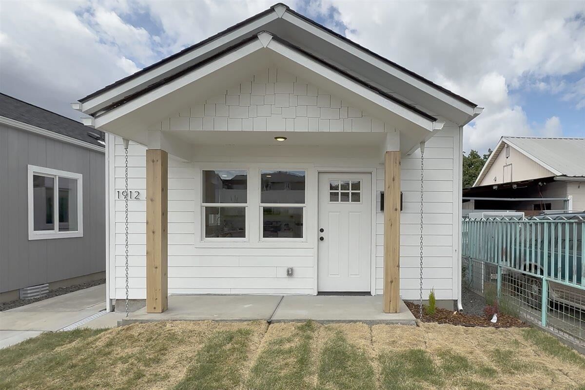 Property Photo:  1912 W Buckeye Ave  WA 99205 