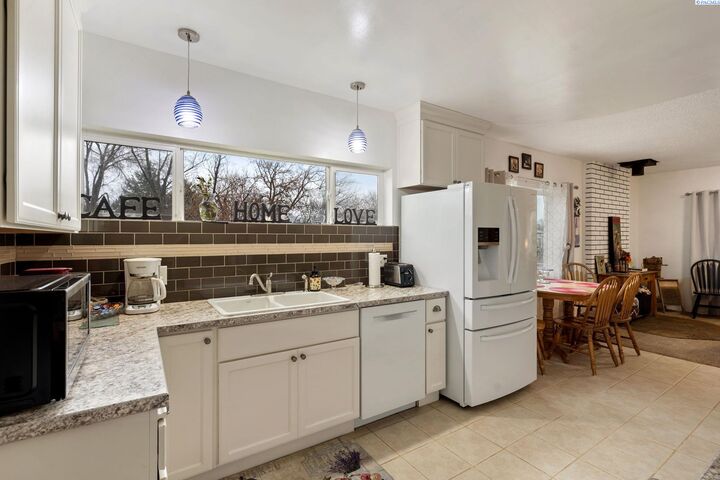 Property Photo:  302/304 6th  WA 99320 