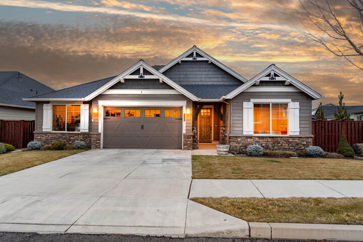 Property Photo:  961 NE Hudspeth Circle  OR 97754 