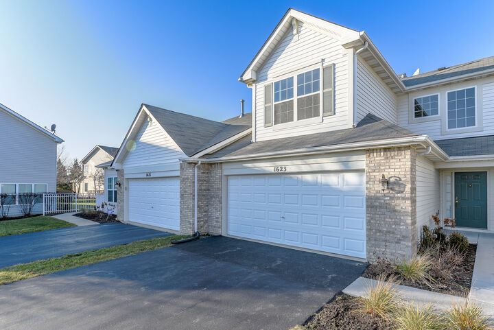 Property Photo:  1623 S Candlestick Way 1623  IL 60085 