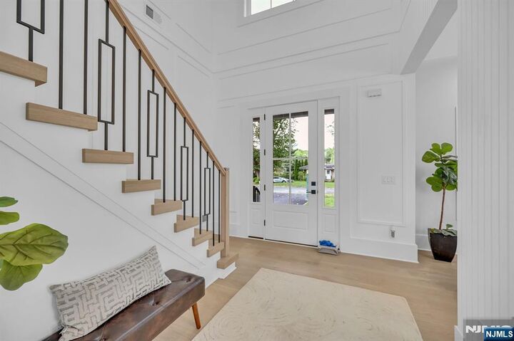 Property Photo:  7 Canterbury Lane  NJ 07078 