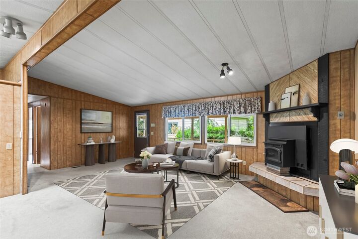 Property Photo: 1555 Kimberly Avenue E WA 98022