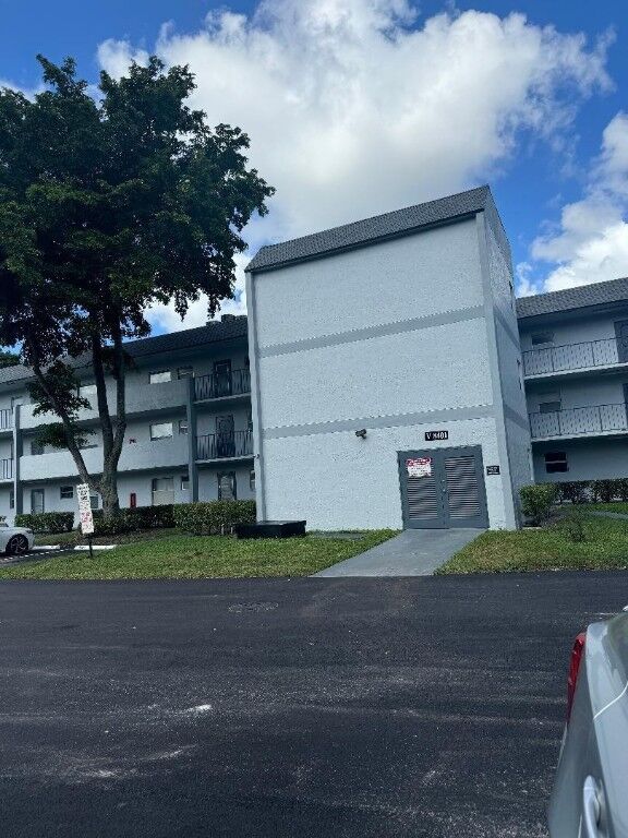 Property Photo:  8401 Lagos De Campo Boulevard 105  FL 33321 