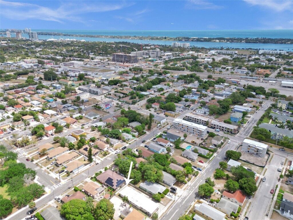 Property Photo:  1035 Grant Street  FL 33407 