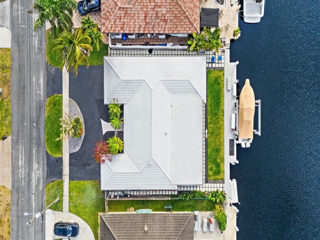 Property Photo:  300 SE 10th Street  FL 33060 